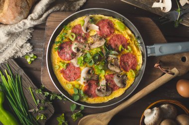 Salamlı ev yapımı yumurtalı omlet