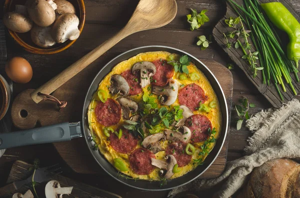 Domowe Delish omlet jajko z salami — Zdjęcie stockowe