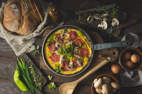 Omelette di uova deliziose fatte in casa con salame — Foto Stock