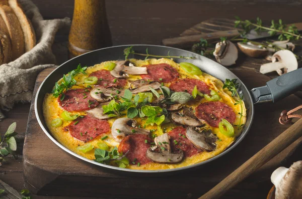 Domowe Delish omlet jajko z salami — Zdjęcie stockowe