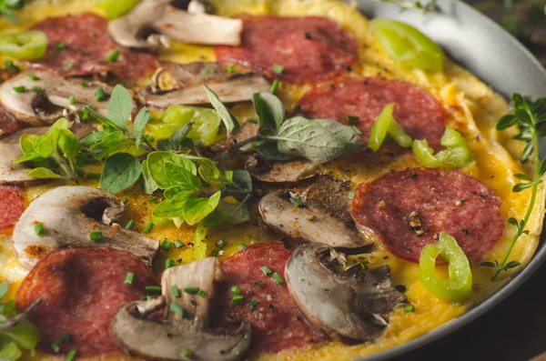 Hausgemachtes delikates Eieromelette mit Salami — Stockfoto