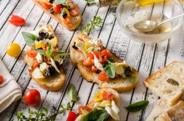 Domates ve zeytin ile Crostini