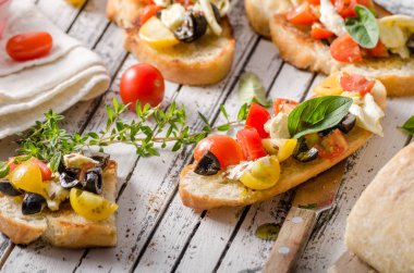 Domates ve zeytin ile Crostini