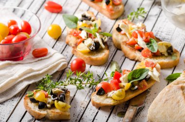 Domates ve zeytin ile Crostini