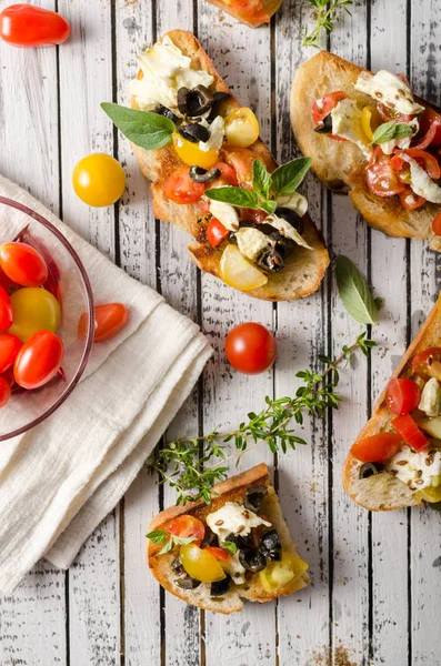 Crostini with tomatoes and olives — Stock Photo, Image