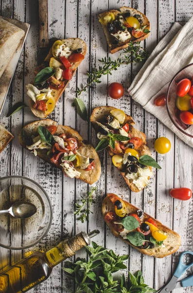 Domates ve zeytin ile Crostini — Stok fotoğraf