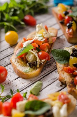 Domates ve zeytin ile Crostini