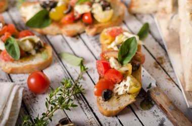 Domates ve zeytin ile Crostini