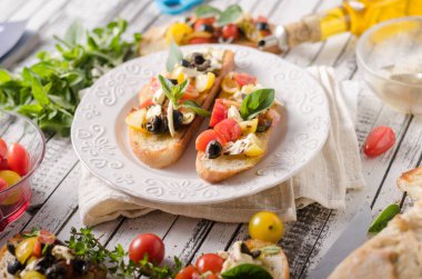 Güzel tabakta domates ve zeytin ile Crostini