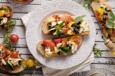 Güzel tabakta domates ve zeytin ile Crostini