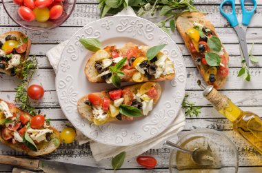 Güzel tabakta domates ve zeytin ile Crostini