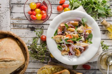 Çıtır kruton ile Panzanella salatası