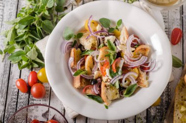 Çıtır kruton ile Panzanella salatası