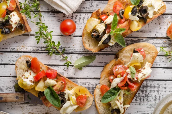 Crostini mit Tomaten und Oliven — Stockfoto