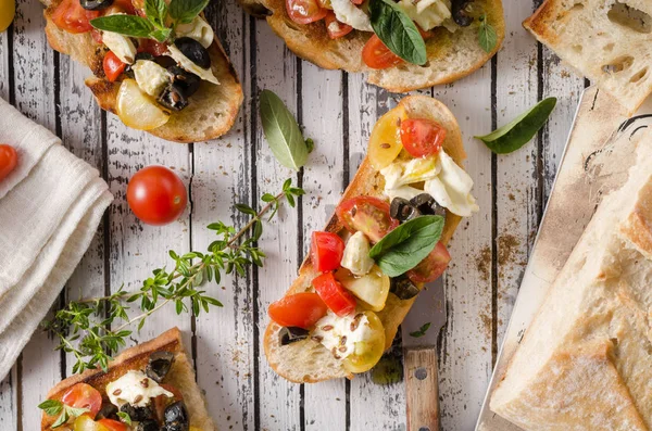 Crostini mit Tomaten und Oliven — Stockfoto