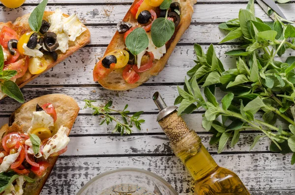 Crostini mit Tomaten und Oliven — Stockfoto