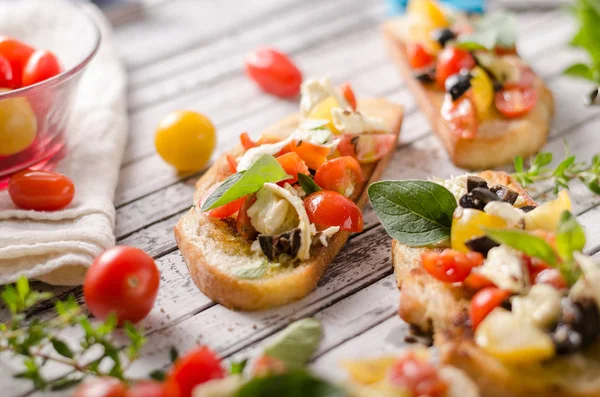 Crostini mit Tomaten und Oliven — Stockfoto