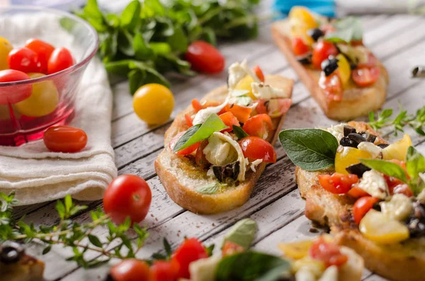 Crostini met tomaten en olijven — Stockfoto