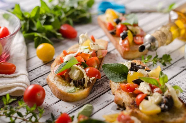 Crostini mit Tomaten und Oliven — Stockfoto