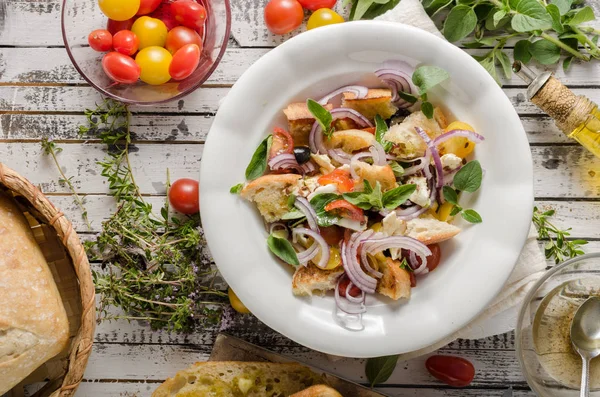 Panzanella salad with crispy croutons — Stock Photo, Image