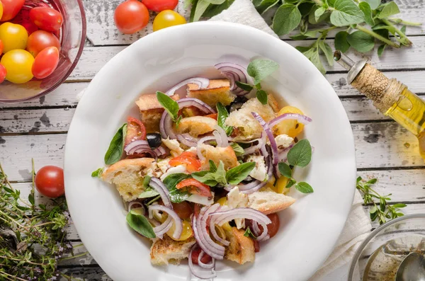 Panzanella Salade met knapperige croutons — Stockfoto