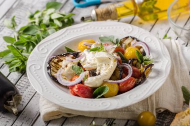 Izgara patlıcan domates ile