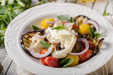 Izgara patlıcan domates ile