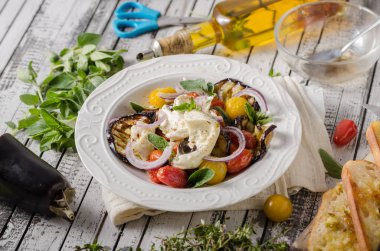 Izgara patlıcan domates ile