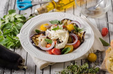 Izgara patlıcan domates ile