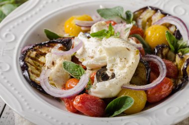 Izgara patlıcan domates ile