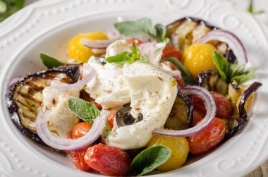 Izgara patlıcan domates ile