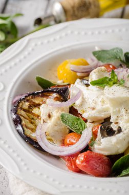 Izgara patlıcan domates ile