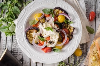 Izgara patlıcan domates ile