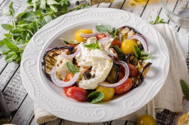 Izgara patlıcan domates ile