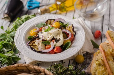 Izgara patlıcan domates ile