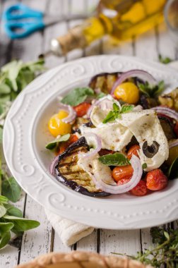 Izgara patlıcan domates ile