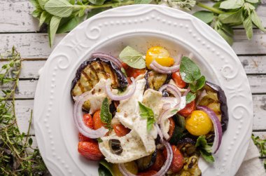 Izgara patlıcan domates ile