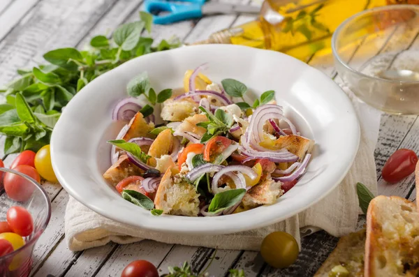 Ensalada de Panzanella con croutones crujientes —  Fotos de Stock