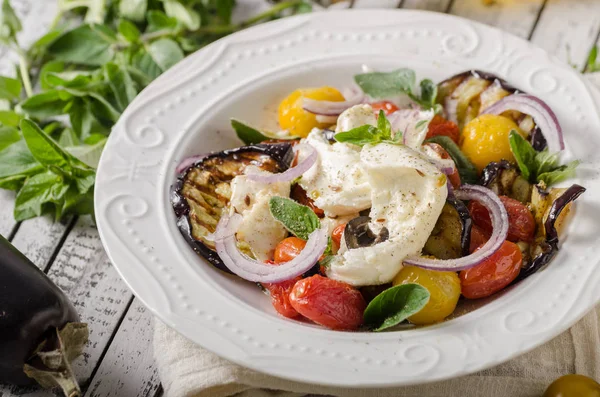 Gegrilde aubergine met tomaten — Stockfoto