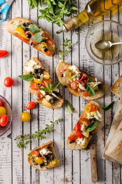 Domates ve zeytin ile Crostini