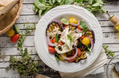 Izgara patlıcan domates ile