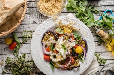 Izgara patlıcan domates ile