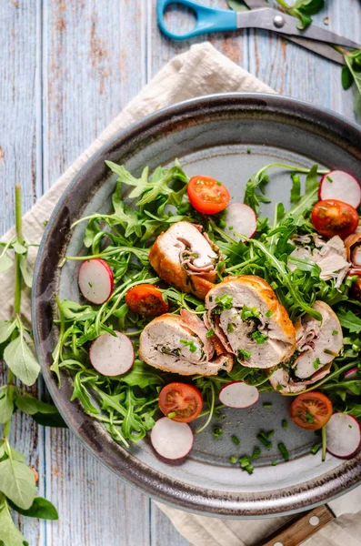 Rulade de pollo con ensalada fresca —  Fotos de Stock