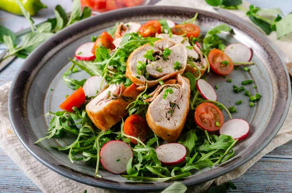 Kiproulade met frisse salade — Stockfoto