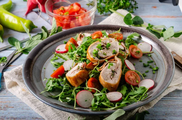 Involtini di pollo con insalata fresca — Foto Stock