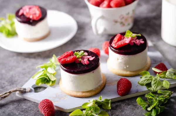 Ev yapımı rapsberry cheesecake — Stok fotoğraf