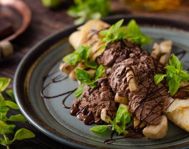 Çikolata dondurması ile süslenmiş krep