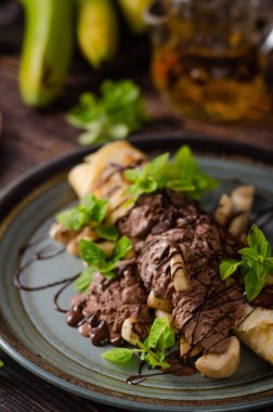 Çikolata dondurması ile süslenmiş krep