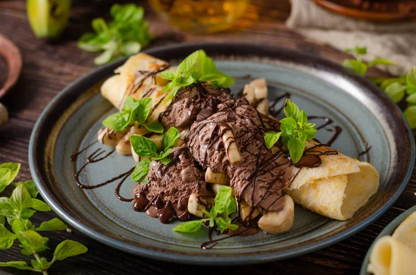 Versierde pannenkoeken met chocolade-ijs — Stockfoto