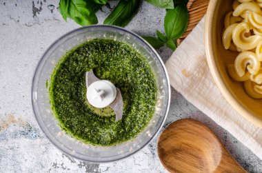 Taze fesleğen pesto ve domates ile ev yapımı makarna